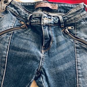 Guess Jeans with zipper pockets, skinny style